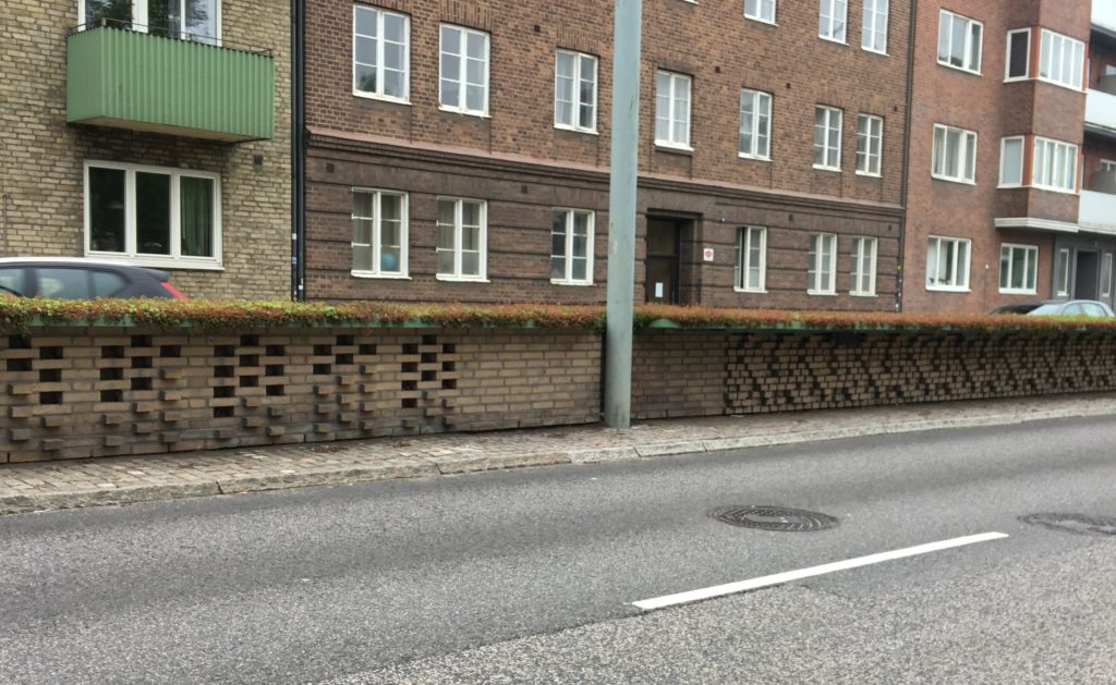 Schallmauer in Helsingborg, die den Lärm im angrenzenden Eneborgsplatsen um bis zu 7dB reduziert © Alexandra Rauschgold